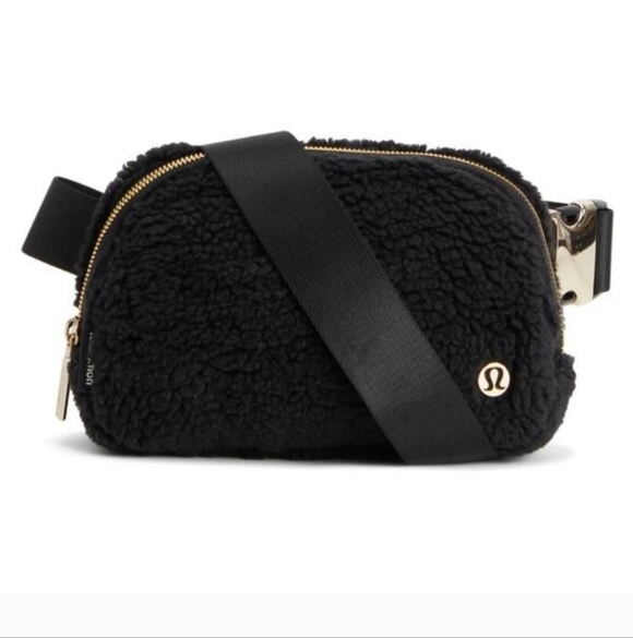 lululemon athletica Handbags - 🚨 NWT lululemon athletica Black Crossbody Bag
